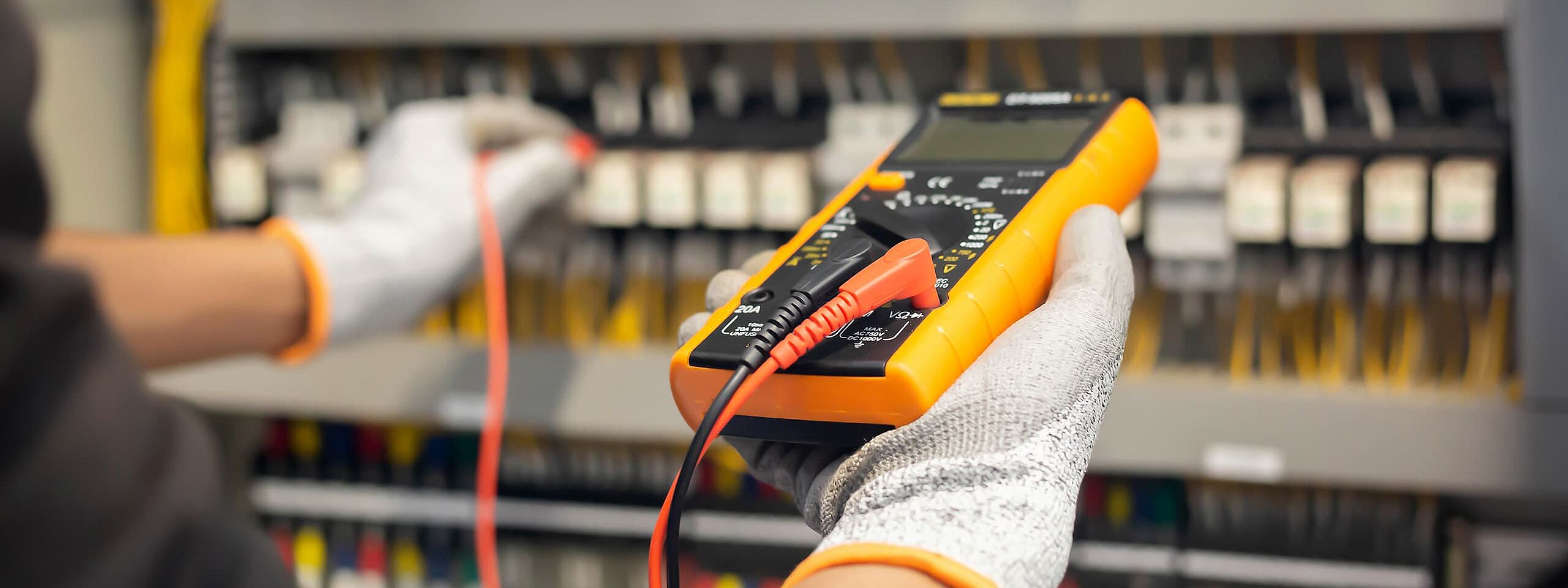 Elektrische Prüfung und Verdrahtung von Schaltschränken mit hochwertigen Komponenten im industriellen Schaltschrankbau - Schaltschrankbau bei WTA Wachsmuth in Hanau