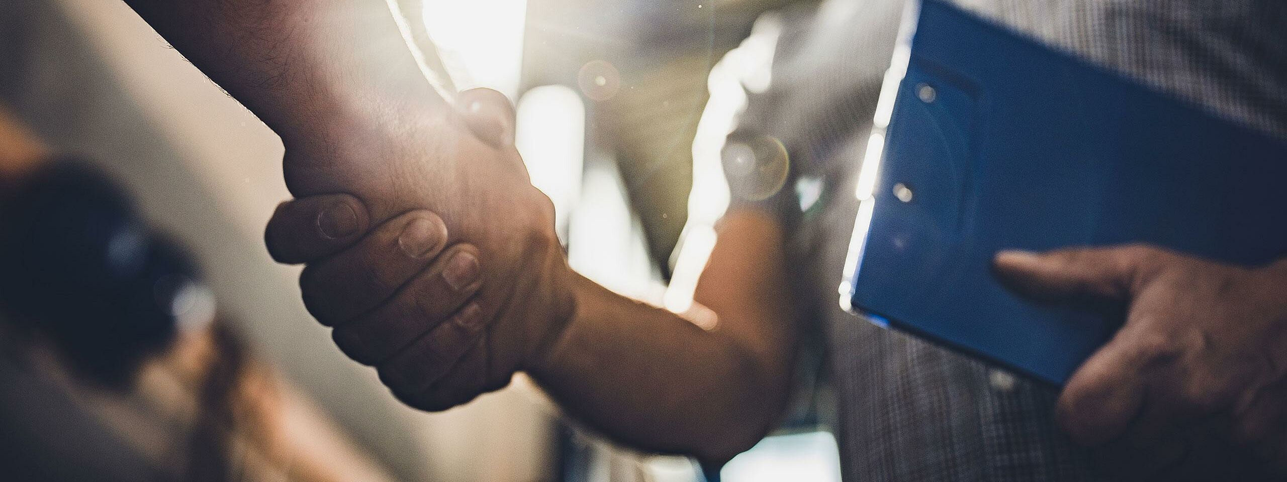 Wir erweitern unser Angebot durch vollautomatische Kabelautomaten und Prüfsysteme. Menschliche Arbeit bleibt zentral für Kreativität und Variabilität, während wir die Digitalisierung vorantreiben.