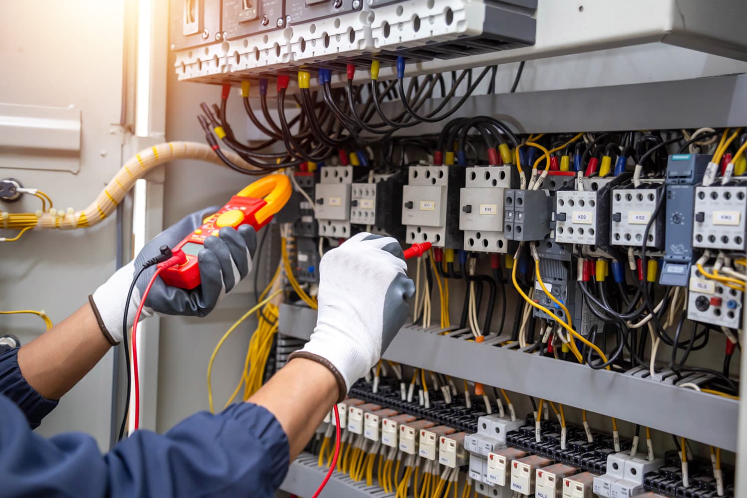 Prüfung und Messung im Schaltschrankbau mit Multimeter zur Sicherstellung der elektrischen Funktion und Sicherheit von Schaltanlagen - Schaltschrankbau bei WTA Wachsmuth in Hanau