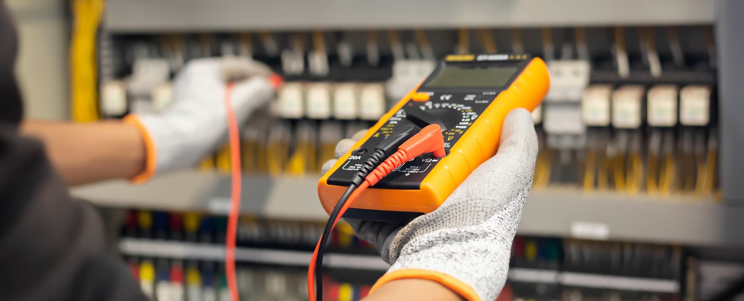 Elektrische Prüfung und Verdrahtung von Schaltschränken mit hochwertigen Komponenten im industriellen Schaltschrankbau - Schaltschrankbau bei WTA Wachsmuth in Hanau